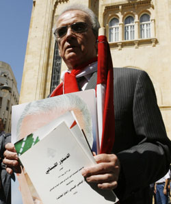 الوزير مروان حمادة أمام مبنى مجلس النوّاب قبيل جلسة انتخاب رئيس الجمهورية (وائل اللادقي)