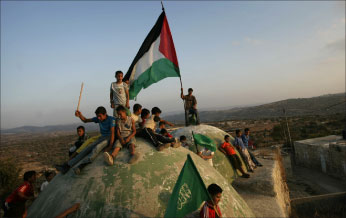العلم الفلسطيني مرتفعاً في بلعين (أرشيف - أ ب)