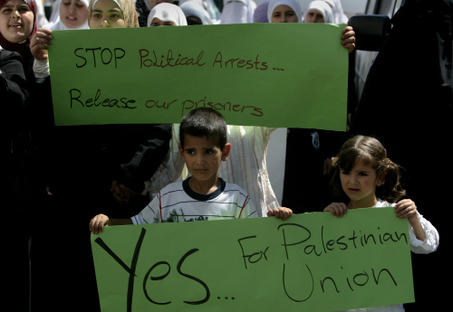 أطفال فلسطينيون يطالبون بالوحدة الوطنية وبتحرير الأسرى في رام الله (أرشيف - محمد محيسن)