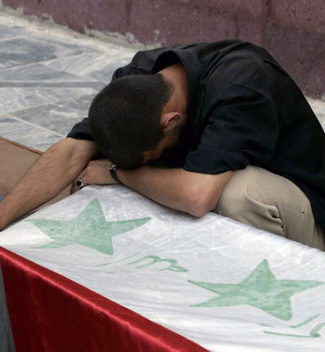 بكاء القتلى مشهد عراقي يومي (علي أبو شيش - رويترز)