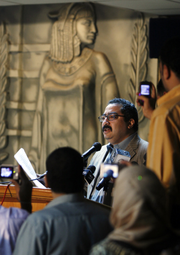 رئيس تحرير «الدستور» الذي يحاكمه القضاء ابراهيم عيسى خلال مؤتمر صحافي في القاهرة أوّل من أمس (عمر نبيل - أ ب)