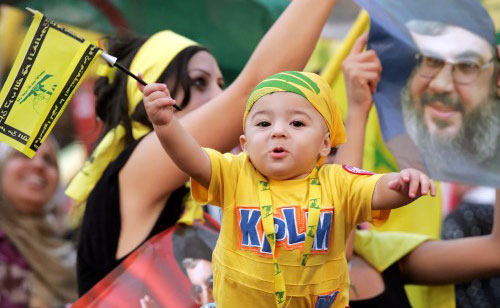 طفل يرفع علم حزب الله خلال مهرجان الإنتصار في الضاحية الجنوبية (وائل اللادقي)