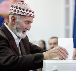 مواطن جزائري يدلي بصوته في الانتخابات البلدية (أرشيف ـ رويترز)