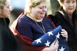 والدة أحد الجنود الأميركيّين الذين قُتلوا في العراق بسبب كذب ادّعاءات الإدارة الأميركية لتبرير الاحتلال (توماس باترسون - أ ب)