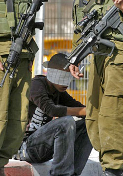 جنديّان إسرائيليّان يعتقلان مقاوماً فلسطينياً قرب نابلس (عبد عمر قسيني - رويترز)