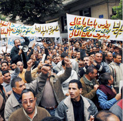 من تظاهرات موظّفي وزارة الماليّة الشهر الماضي في القاهرة (عبد الرحمن يوسف - إي بي أي)