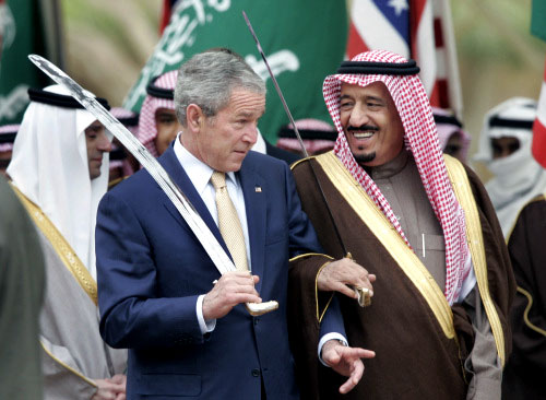 جورج بوش وشقيق الملك السعودي، الأمير سلمان، في الجندريّة في 15 من الشهر الماضي (سوزان والش - أ ب)