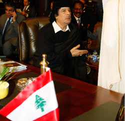 الزعيم الليبي يقف خلف المقعد الشاغر للوفد اللبناني الغائب في قصر المؤتمرات في دمشق (خالد الحريري ــ رويترز)