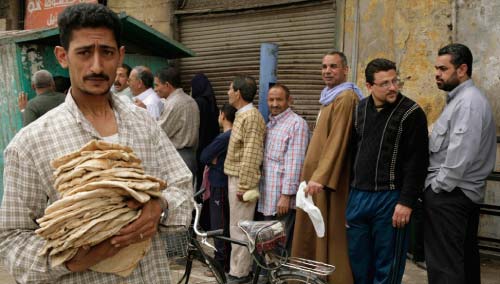 طابور للحصول على الرغيف في المحلّة شمال القاهرة (ناصر نوري ــ رويترز)