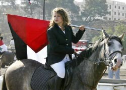 سوريّة تحمل علم بلادها في احتفالات العيد الوطني السوري في دمشق في 17 نيسان الجاري (لؤي بشارة ـــ أ ف ب)