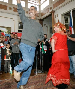 أفراد من الجالية السورية في تشيلي يحيون رقصات فولكلوريّة في مدينة سان فيليبي (سانتياغو لانكين ـــ أ ب)