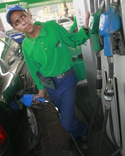 عامل مصري في إحدى محطّات الوقود بعد رفع أسعار مشتقّات النفط (خالد دسوقي ـــ أ ف ب)