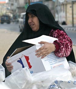 فلسطينيّة تتلقّى مساعدات فرنسيّة من الـ «أونروا» في قطاع غزّة (سيد خطيب ـــ أ ف ب)