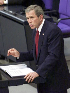 بوش في برلين في العام 2002 (هربرت كنوسوفسكي ـــ أ ب)