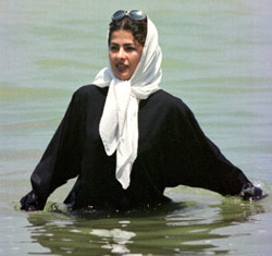 إيرانيّة تسبح في بحر قزوين شمالي البلاد (أ ف ب)