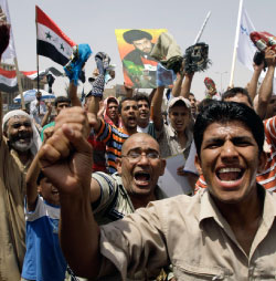 صدريّون يتظاهرون ضدّ الاتفاقيّة الأميركيّة ــ العراقيّة بعد صلاة الجمعة في مدينة الصدر (كريم كاظم ـــ أ ب)