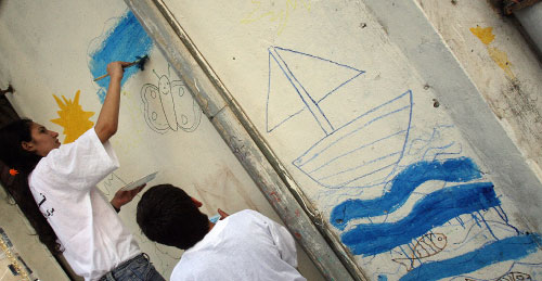 يرسمون البحر على الجدران (أرشيف ــ هيثم الموسوي)