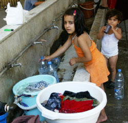 أطفال بلا مسكن بسبب الحرب الدائرة بين التبانة وجبل محسن (رويترز)