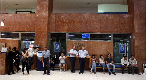 عملاء مصرفيون ينتظرون دورهم في أحد المصارف (مروان طحطح)