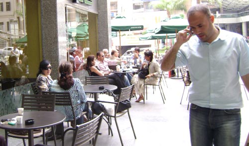 أمام أحد المقاهي في بيروت (بلال جاويش)