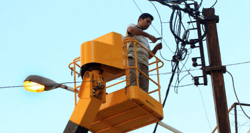 عامل في شركة الكهرباء يقوم بصيانة الخطوط (بلال جاويش)
