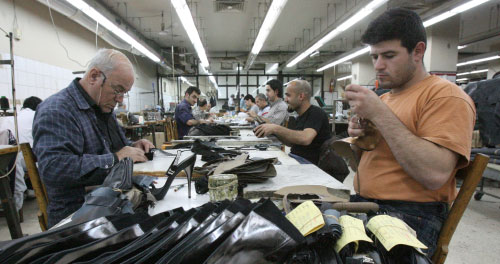 عمال في احد مصانع الأحذية (أرشيف)