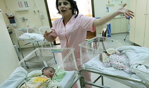 غرفة الأطفال المولودين حديثاً بإشراف ممرضة متخصصة (مروان بو حيدر)