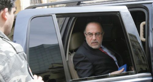 وزير المال محمد شطح قبل انضمامه إلى جلسة مجلس النواب أمس (بلال جاويش)