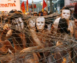 تحرك احتجاجي ضد الأزمة الاقتصادية العالمية في برشلونة (رويترز)