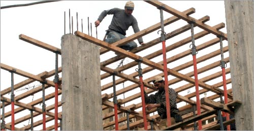 عمال بناء يضعون الهيكل الأساسي للمبنى (بلال جاويش)