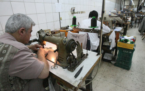 عمال في مصنع للأحذية (هيثم الموسوي)
