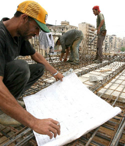 من يحمي عمال البناء؟ (أرشيف)