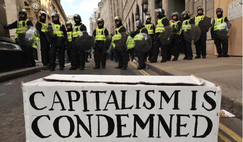 الرأسمالية مدانة... خلال تحرك احتجاجي في بريطانيا (أ ف ب)