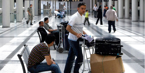 مغادرون في المطار (ارشيف ــ مروان طحطح)