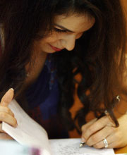 فرح داغر أثناء حفل توقيع كتابها يوم أمس (مروان بو حيدر)