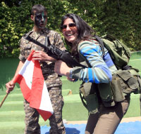 السلاح في يد ناعمة خلال عرض للجيش في الجامعة اليسوعية (أرشيف ــ مروان أبو حيدر)