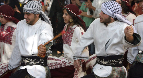فرقة النادي الفلسطيني ودبكة على أنغام «وين عا رام الله» (مروان طحطح)