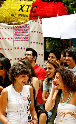 طلاب LAU يحتفلون خلال نشاط أقاموه للتحذير من مخاطر المخدرات (أرشيف ـ مروان طحطح)