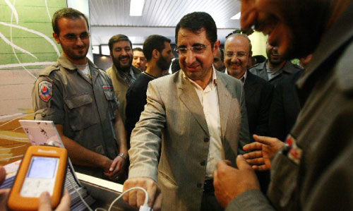 لم يتردّد وزير الزراعة حسين الحاج حسن في توجيه لكمة قوية لمجسّم «السيجارة» (مروان بوحيدر)