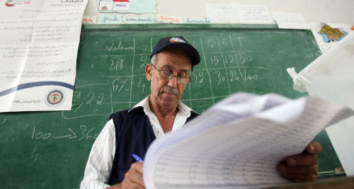 حسابات على اللوح وعلى الورق داخل إحدى مدارس طرابلس (مروان طحطح)