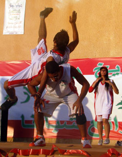 حسان ومنيف خلال أحد العروض التي قدمها نادي الرقص على مسرح «شولاين أكاديمي»