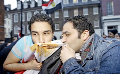 قبلة النصر أمام السفارة المصريّة في لندن (سانغ تان ــ أ ب)