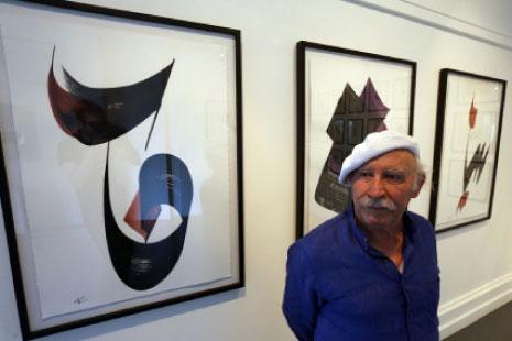 الفنان في معرضه (مروان طحطح)