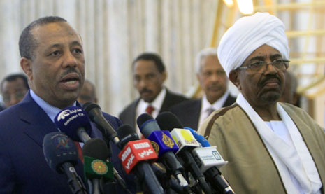 ناقش الطرفان المطلوب من السودان لمساعدة ليبيا، وصولاً إلى سلام وتوافق داخلي (أ ف ب)
