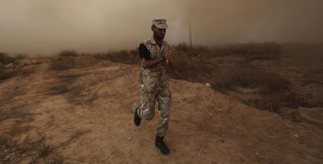 جندي من الأمن الوطني الفلسطيني التابع لحركة «حماس» يهرب من آثار انفجار على الحدود مع مصر (آي بي ايه)