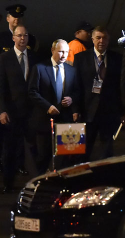 وصل الرئيس الروسي للمشاركة في «قمة العشرين» في أوج الانتقادات الموجهة إلى بلاده (أ ف ب)