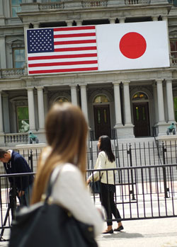 العلمان الأميركي والياباني على مبنى آيزنهاور قرب البيت الأبيض (أ ف ب)