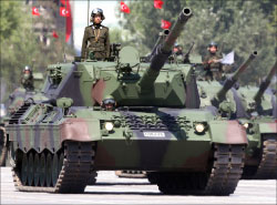 دبّابات الجيش التركي خلال عرض عسكري في أنقرة (أرشيف ـ أ ب)