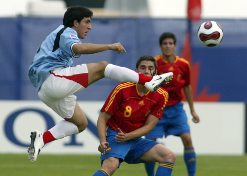 الأورغوايي رومان يبعد الكرة طائراً أمام الإسباني غارسيا (ريتشارد لام ـ أ ب)