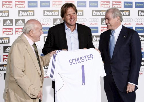 برند شوستر متسلّماً «أمانة» قميص ريال مدريد من رئيس النادي رامون كالديرون (إلى اليمين) والرئيس الشرفي الفريدو دي ستيفانو (باليستروس ــ اي بي اي)
